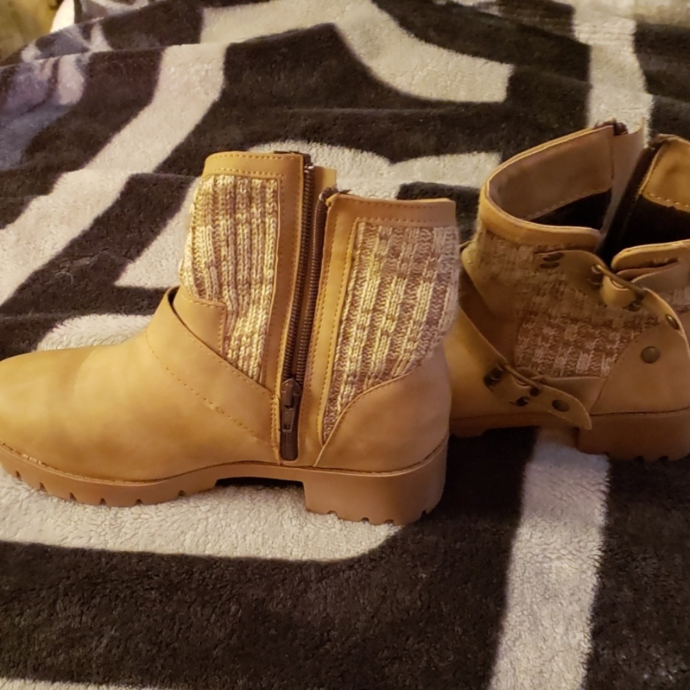 Womens size 8 boots brand new wore one time